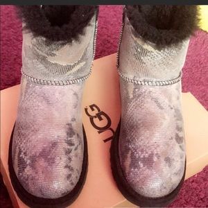 Reptile prints bailey bow Uggs